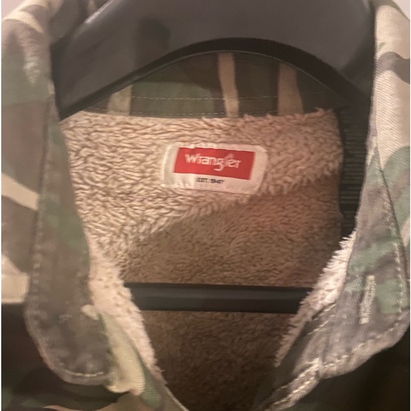 Wrangler faux sharpa camo vest - Picture 2 of 6